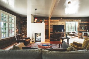 Televisor intel·ligent, llar de foc, llibres i estèreo 