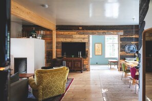 Smart TV, chimenea, libros y estéreo