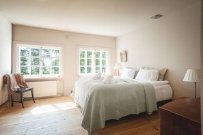 4 soverom, skrivebord, reiseseng for barn og wi-fi (inkludert)
