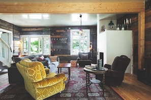 Smart-TV, Kamin, Bücher