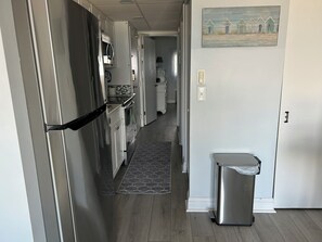 冷蔵庫、電子レンジ、オーブン、コンロ