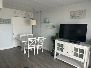 Dining - Direct Oceanfront 1-Bedroom Condo on 12th Street & Boardwalk (Ocean City)