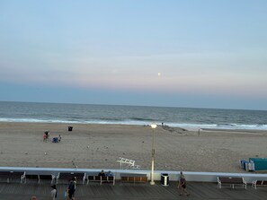 Beach - Direct Oceanfront 1-Bedroom Condo on 12th Street & Boardwalk (Ocean City)
