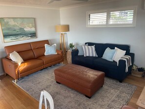 智能電視、書籍、電腦螢幕