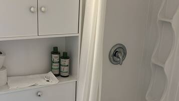 Kamar Double | Kamar mandi | Perlengkapan mandi gratis, handuk, sabun, dan sampo