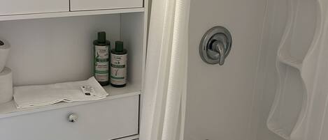 Double Room | Bathroom | Free toiletries, towels, soap, shampoo