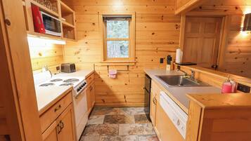 Geladeira, micro-ondas, cooktop, lava-louças