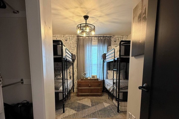 4 slaapkamers, een strijkplank/strijkijzer, reisbedje, gratis wifi