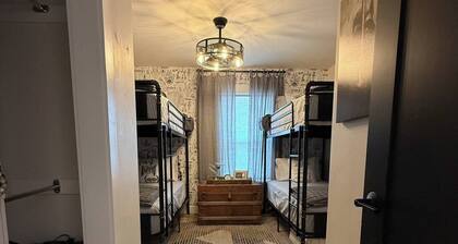 4 BR Townhouse in Prime Location!