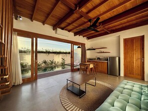 Villa with Rice Field View | บริเวณนั่งเล่น | ทีวีจอแอลซีดี 32 นิ้ว พร้อมช่องเคเบิล
