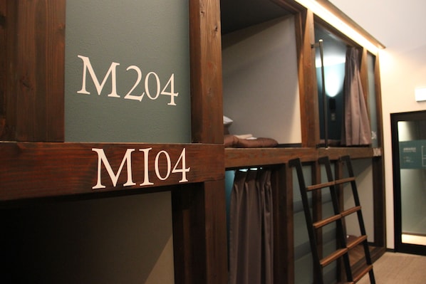 Kabin, hanya laki-laki, Bebas Asap Rokok | Brankas dan seprai linen