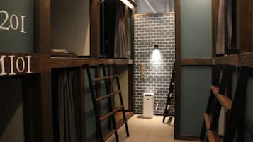 Cabin, Men only, Non Smoking | In-room safe, bed sheets