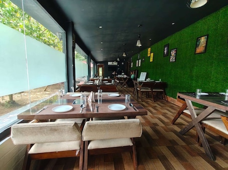 Restaurant. Splits Villa Resort