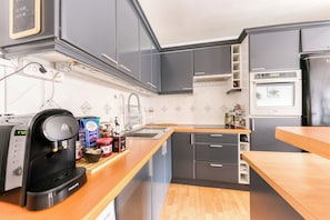 Micro-ondes, four, plaque de cuisson