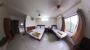 Classic Triple Room | Desk, laptop workspace, free WiFi