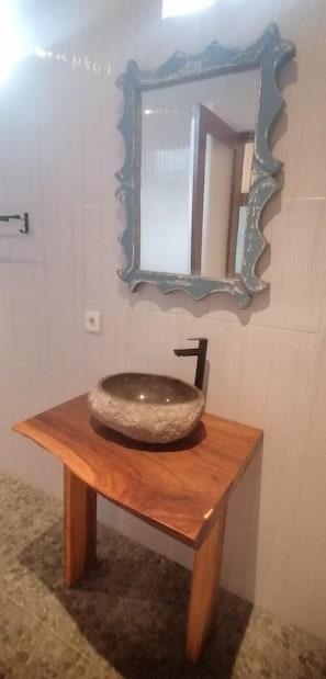 Free toiletries, towels, toilet paper - D'tegal Guest House (Canggu)