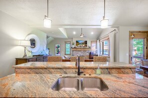 Interior - *Free Ski Rental* NEW Perfect for Families – 3 Mins to Skiing, Private Hot Tub, 3 King Suites (Heber)