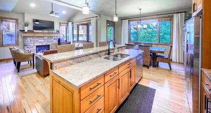 *Free Ski Rental* Perfect for Families – 3 Mins to Skiing, Private Hot Tub, 3 King Suites