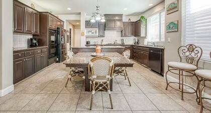 Spacious 5-bedroom house in Fresno with Pool, BBQ, & AC