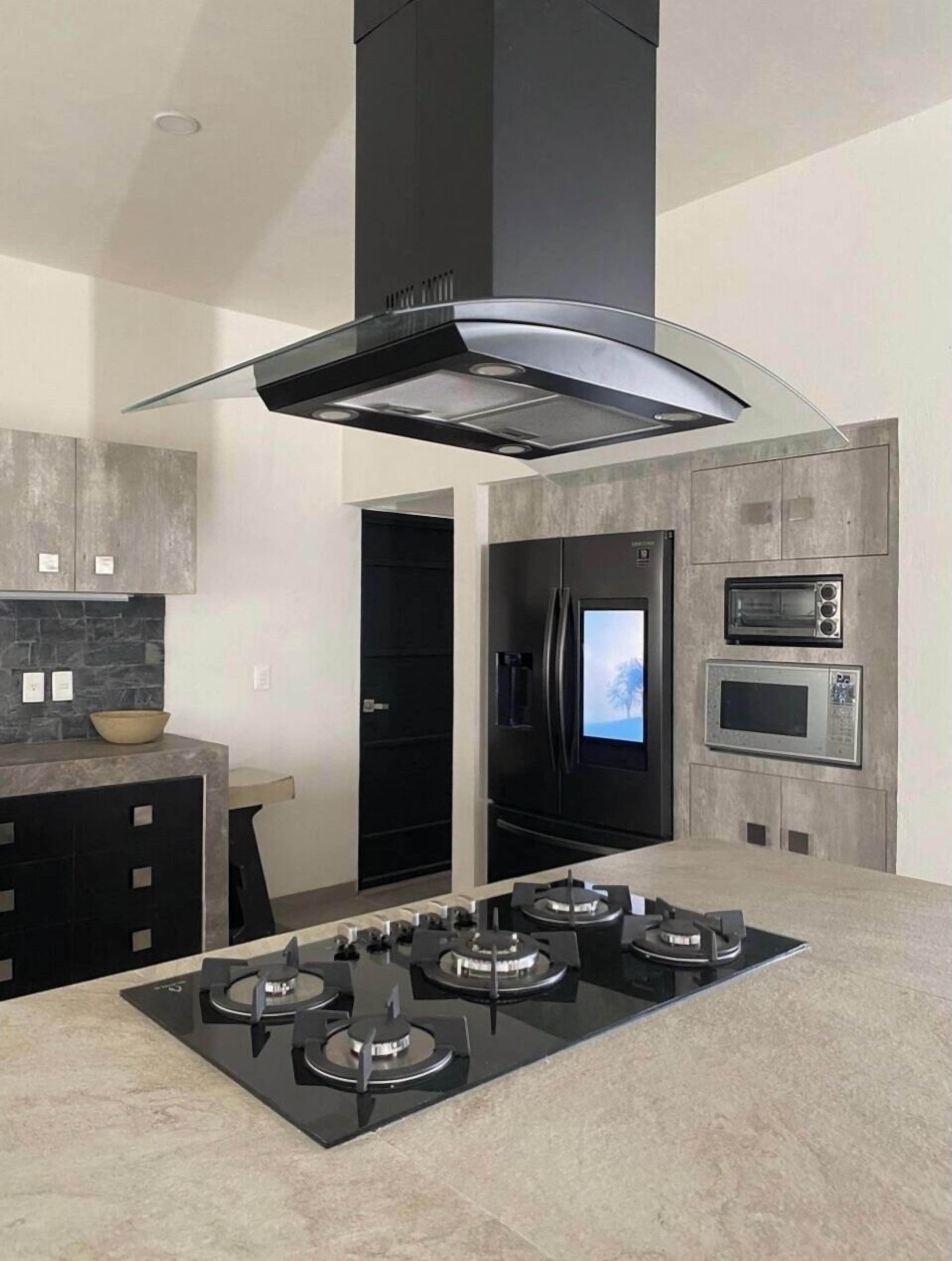 Réfrigérateur, four à micro-ondes, un four, surface de cuisson