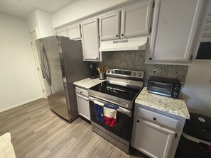 Refrigerador, microondas, horno y parrilla de estufa 