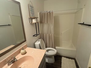 Hair dryer, towels, soap, shampoo - Quaint & Cozy 3BR - pets welcome! (Harlingen)
