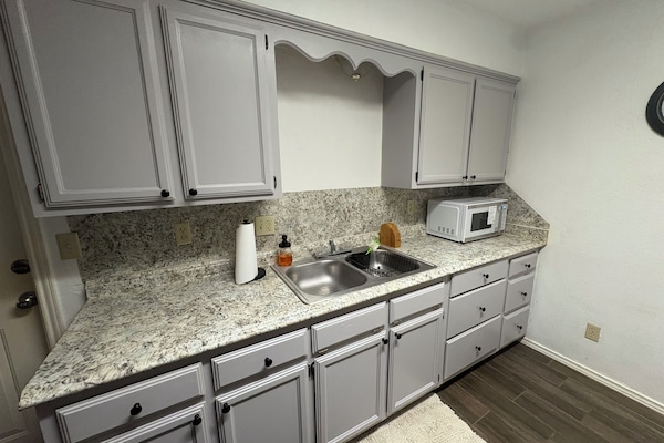 KĂŒhlschrank, Mikrowelle, Ofen, Herdplatte