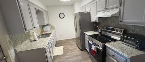 Kylskåp, mikrovågsugn, ugn och spishäll