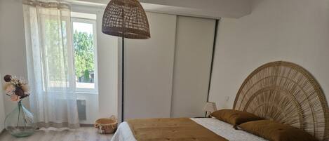 3 makuuhuonetta, silitysrauta/-lauta, vuodevaatteet