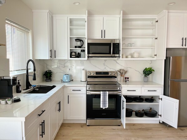 Refrigerador, microondas, horno y parrilla de estufa 