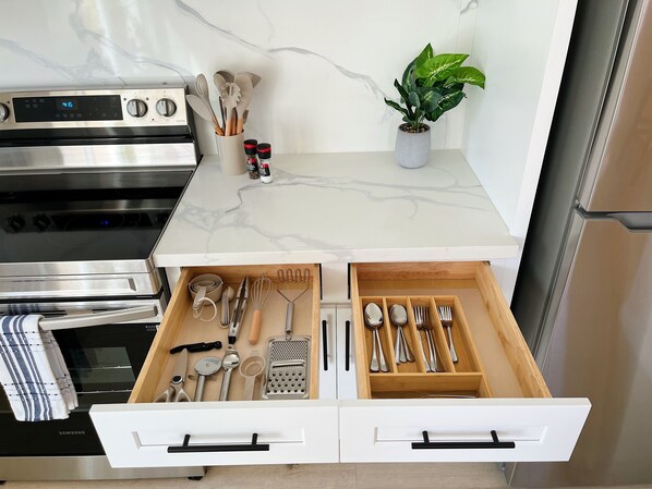 Réfrigérateur, micro-ondes, four, plaque de cuisson