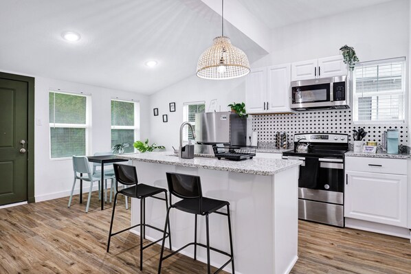 Refrigerador, microondas, horno y parrilla de estufa 