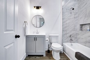 Hair dryer - Cute & Close to Downtown | Great Location and Pricing! (San Antonio)