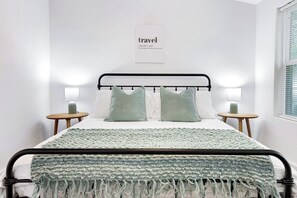 3 bedrooms, desk, free WiFi - Cute & Close to Downtown | Great Location and Pricing! (San Antonio)