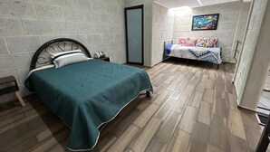 Quarto com cama, mesa de cabeceira, guarda-roupa e um quadro na parede.