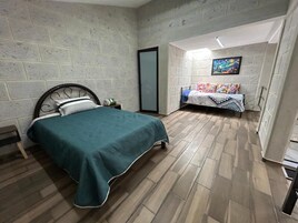 Espacio para trabajar con laptop y wifi gratis 