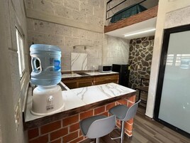 Geladeira, micro-ondas, cooktop, talheres/pratos/utensílios de cozinha