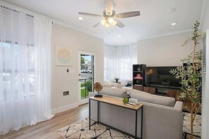 テレビ、書斎 / ワークスペース