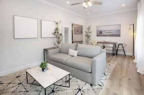 TV, offices - Iris Suite I Walk to Shops, Dining + Bay (Coronado)
