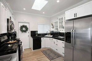 ثلاجة، ميكروويف، فرن، موقد طهي مسطح