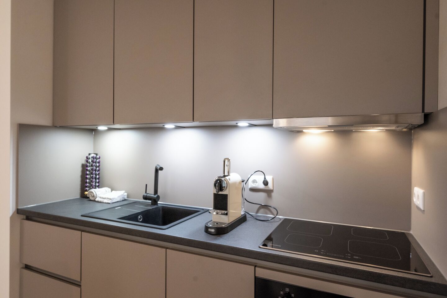 Een oven, een kookplaat, een vaatwasser