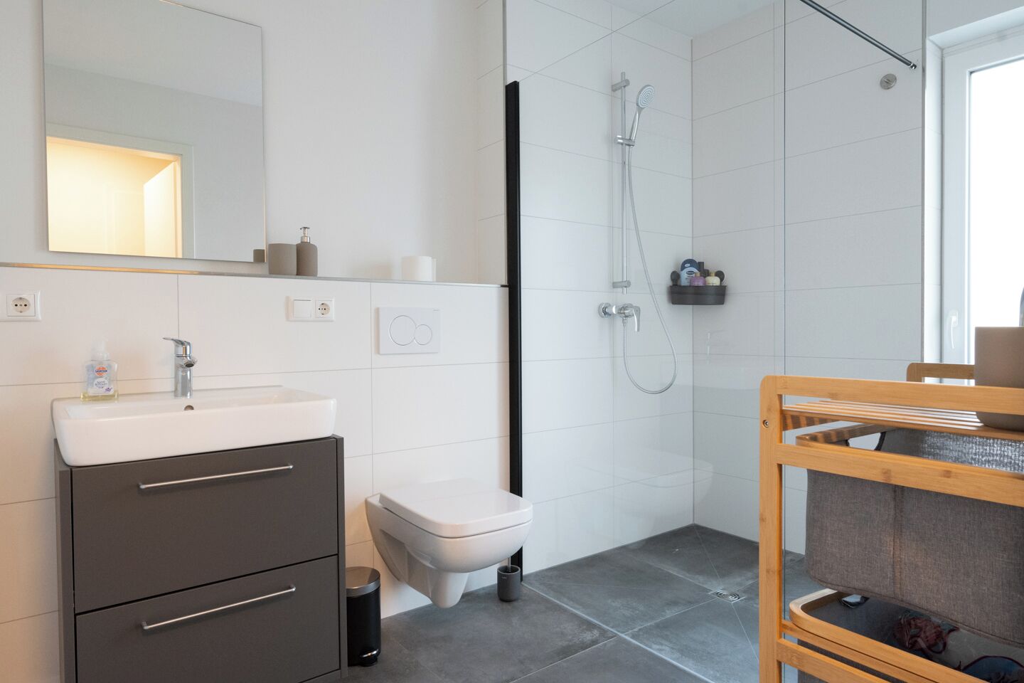 Secadora de cabello, toallas, jabón, papel de baño 