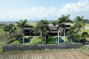 A large house with a swimming pool and a view of the surrounding landscape. - Boutique Villas Breeze 4 bedroom including chef and daily breakfast (Tabanan)
