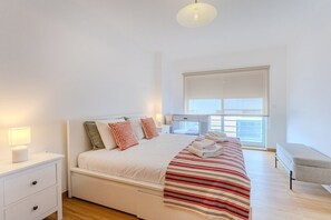 3 bedrooms, internet, bed sheets