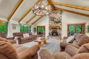 スマートテレビ、暖炉、書庫