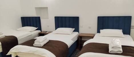 Habitación triple básica, 3 camas individuales | Escritorio y espacio para trabajar con un portátil