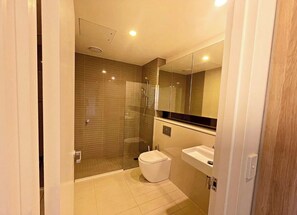 Shower, hair dryer, soap, toilet paper - Cozy Apartment in Chatswood (Chatswood)