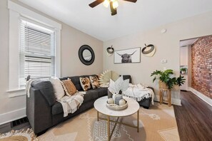 Televisión y oficina 