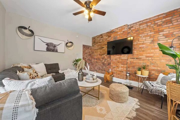 Televisión y oficina 