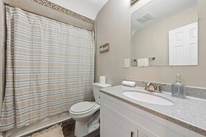 Douche, séchoir à cheveux, serviettes fournies